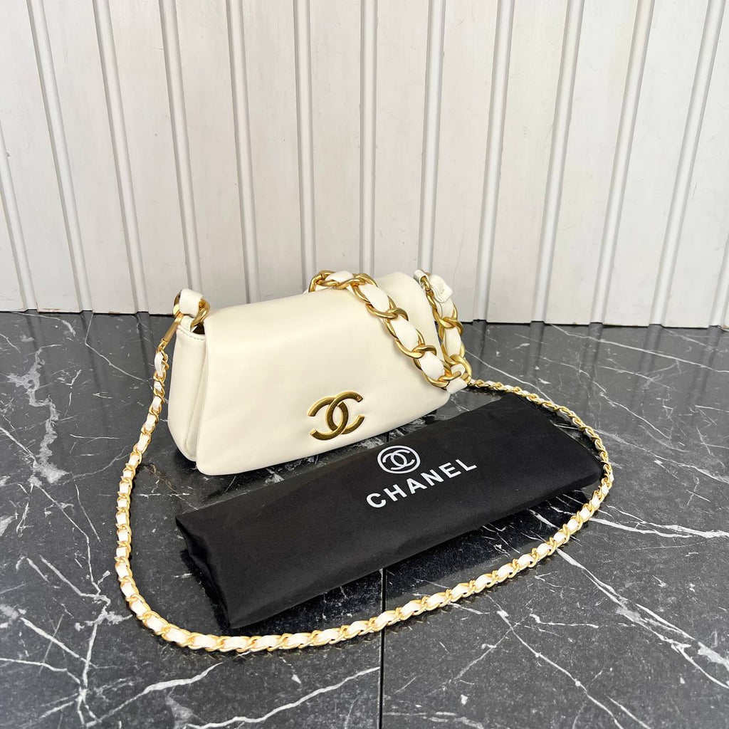 Chanel Small Flap Bag with Chain

24x13 cm 
6821 ⭐️
