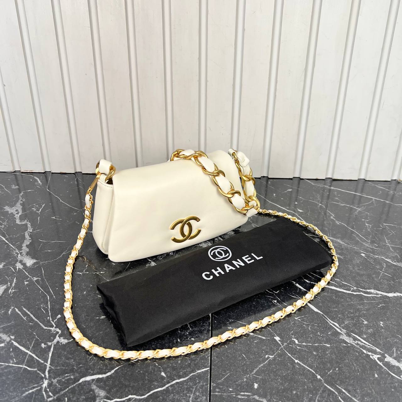 Chanel Small Flap Bag with Chain

24x13 cm 
6821 ⭐️