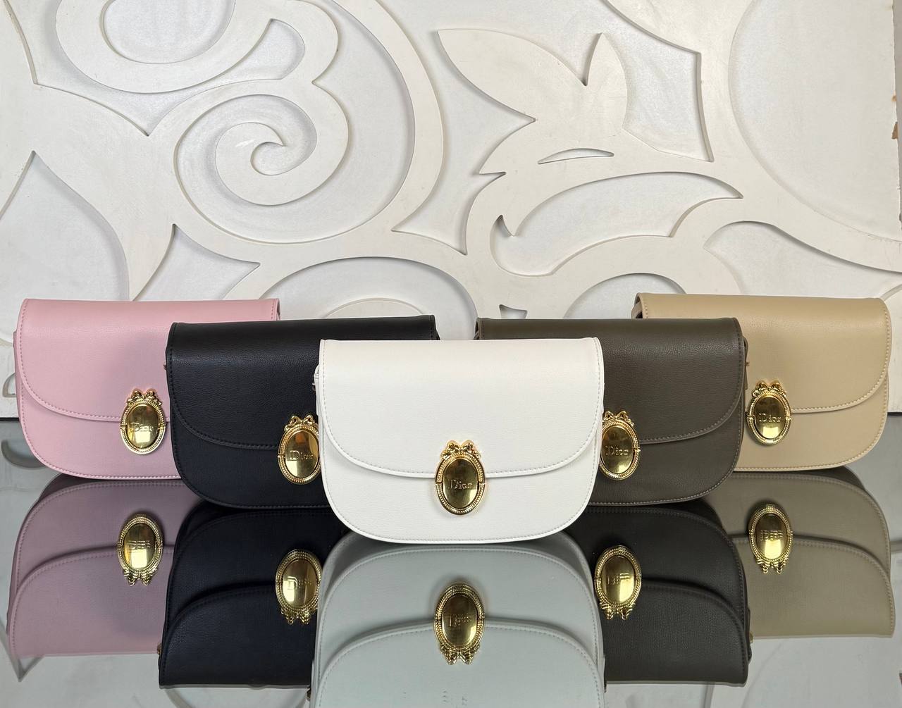 Christian Dior Medallion Flap Bag Medium

23.5x16.5 cm 
910937 ⭐️