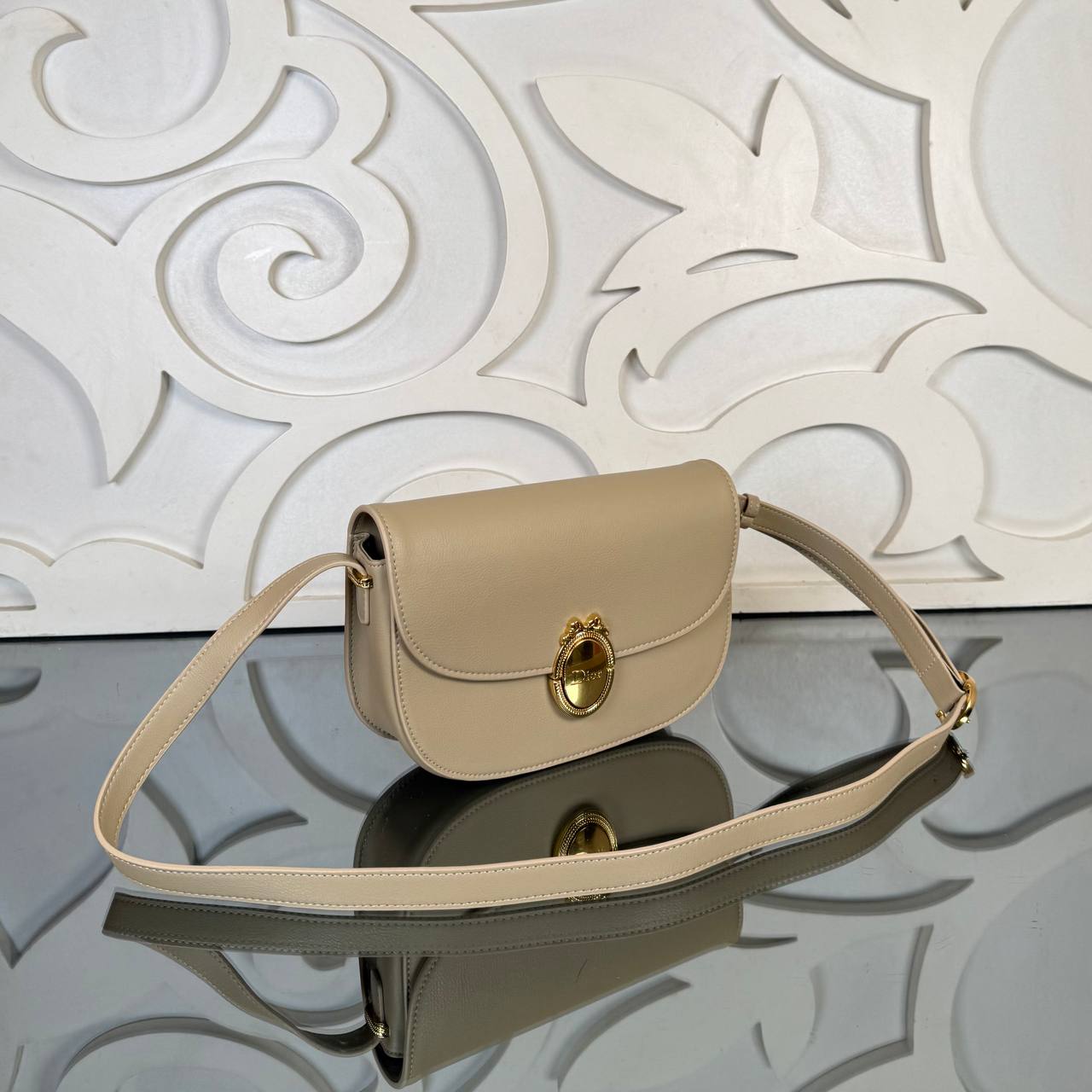 Christian Dior Medallion Flap Bag Medium

23.5x16.5 cm 
910937 ⭐️