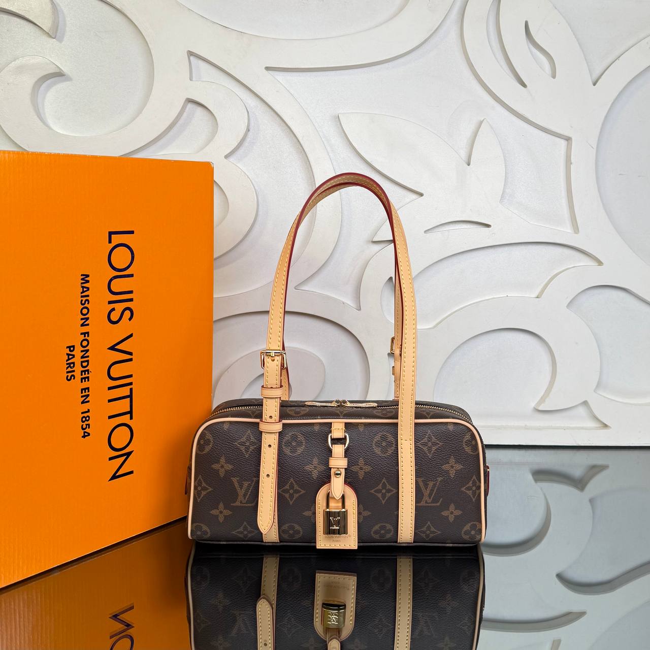 Louis Vuitton Hang On Bag 

6127-3 ⭐️