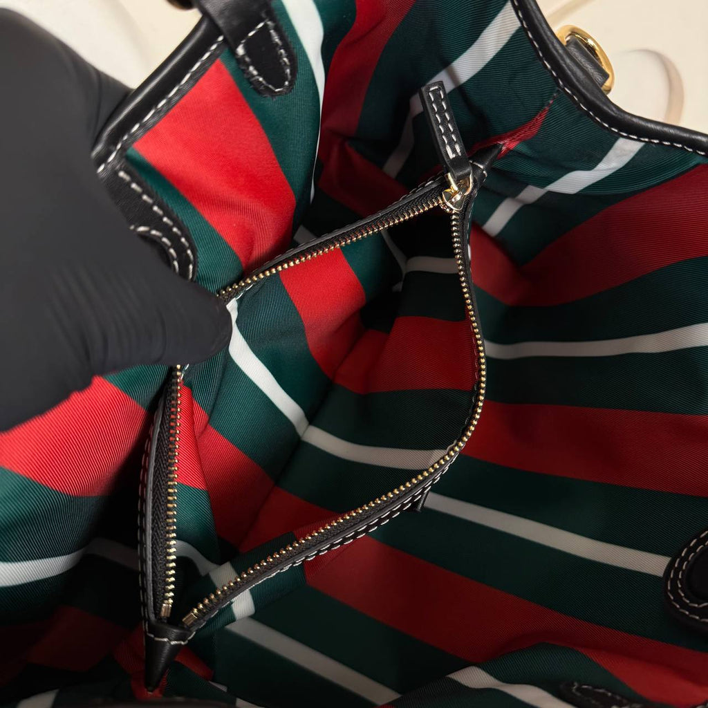 Gucci Emblem Small Tote Bag

28x18 cm 
210164 ⭐️