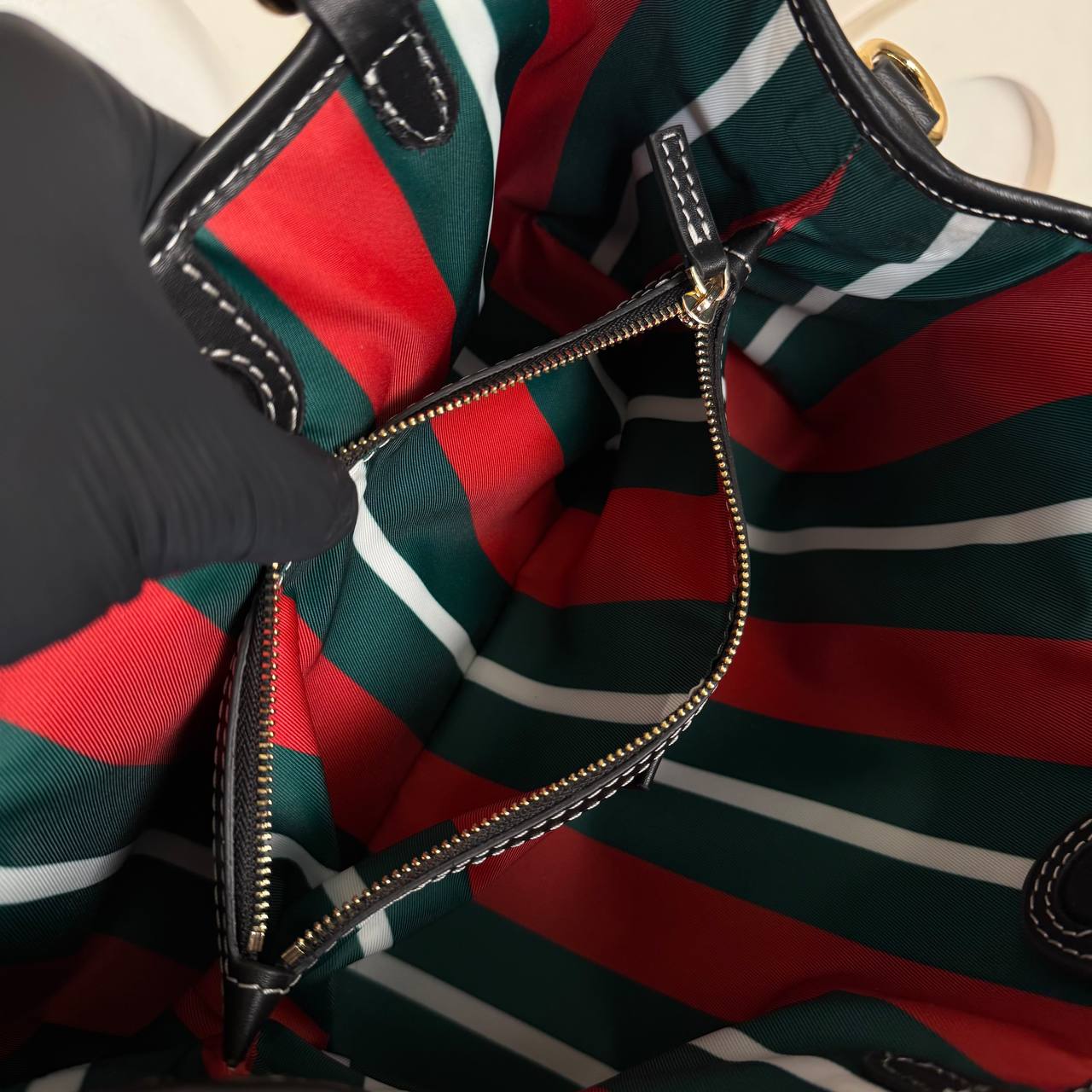 Gucci Emblem Small Tote Bag

28x18 cm 
210164 ⭐️