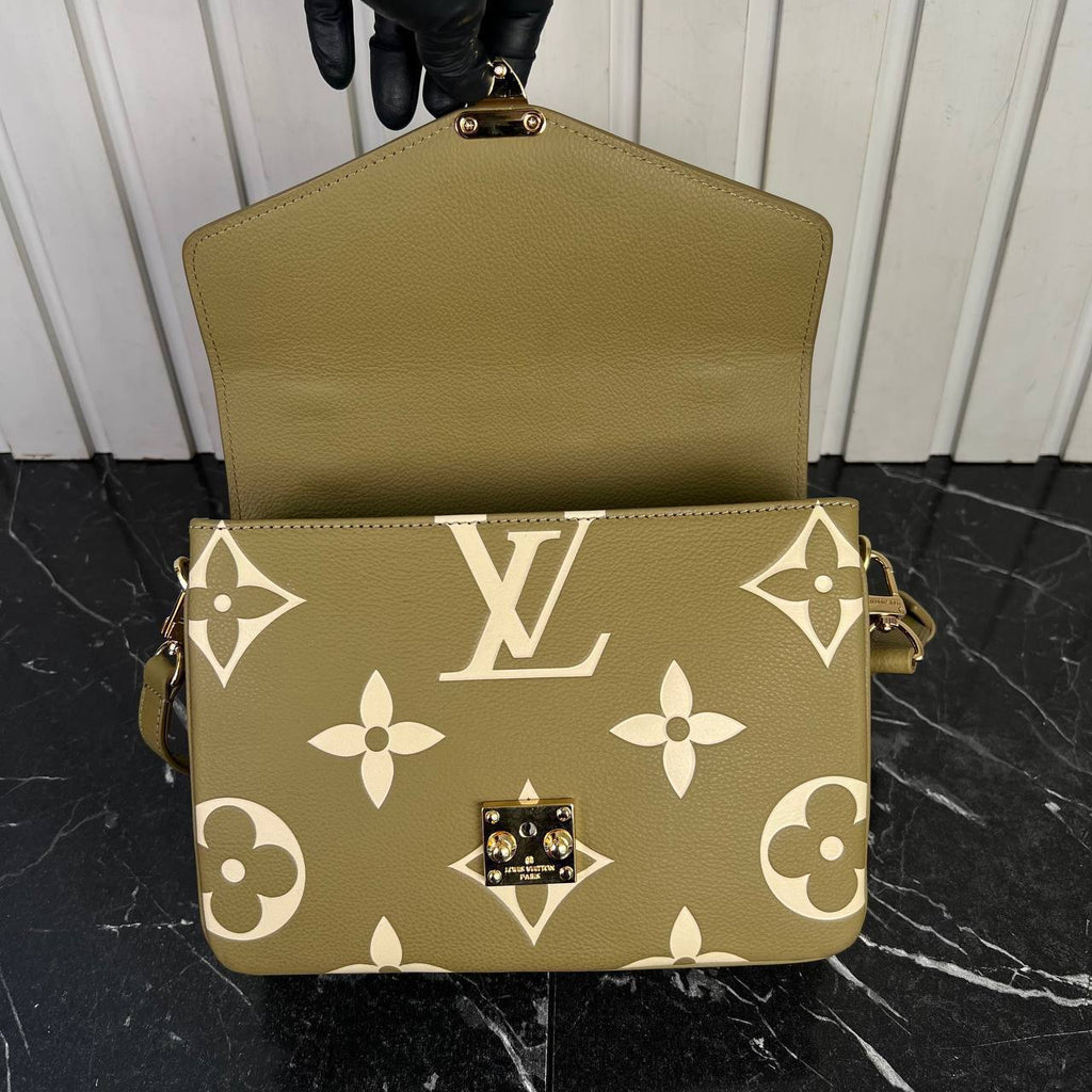 Louis Vuitton Pochette Metis  

5372-2 ⭐️
