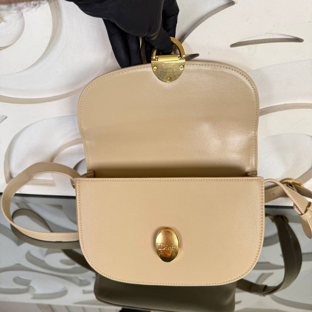 Christian Dior Medallion Flap Bag Medium

23.5x16.5 cm 
910937 ⭐️