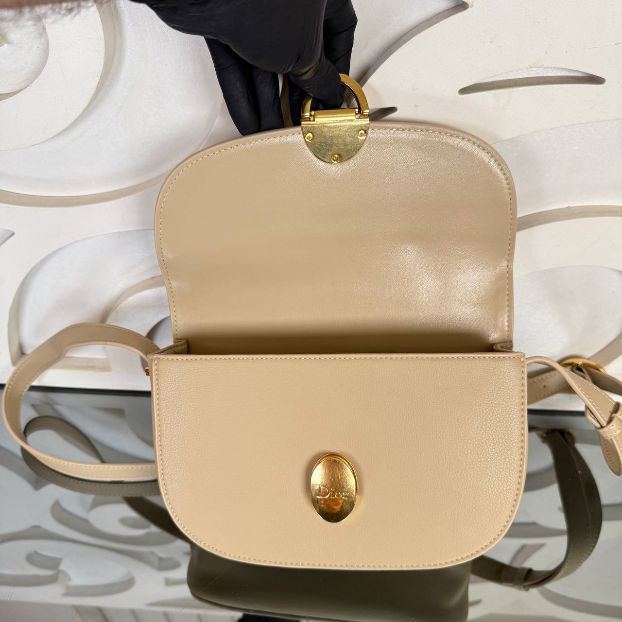 Christian Dior Medallion Flap Bag Medium

23.5x16.5 cm 
910937 ⭐️