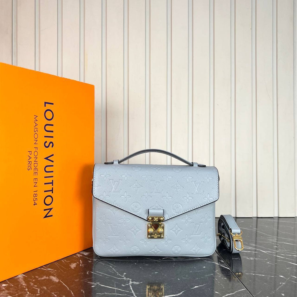 Louis Vuitton Pochette Metis 
Για επιλογή χρωματισμού παρακαλώ τηλεφωνική επικοινωνία 
5372 ⭐️