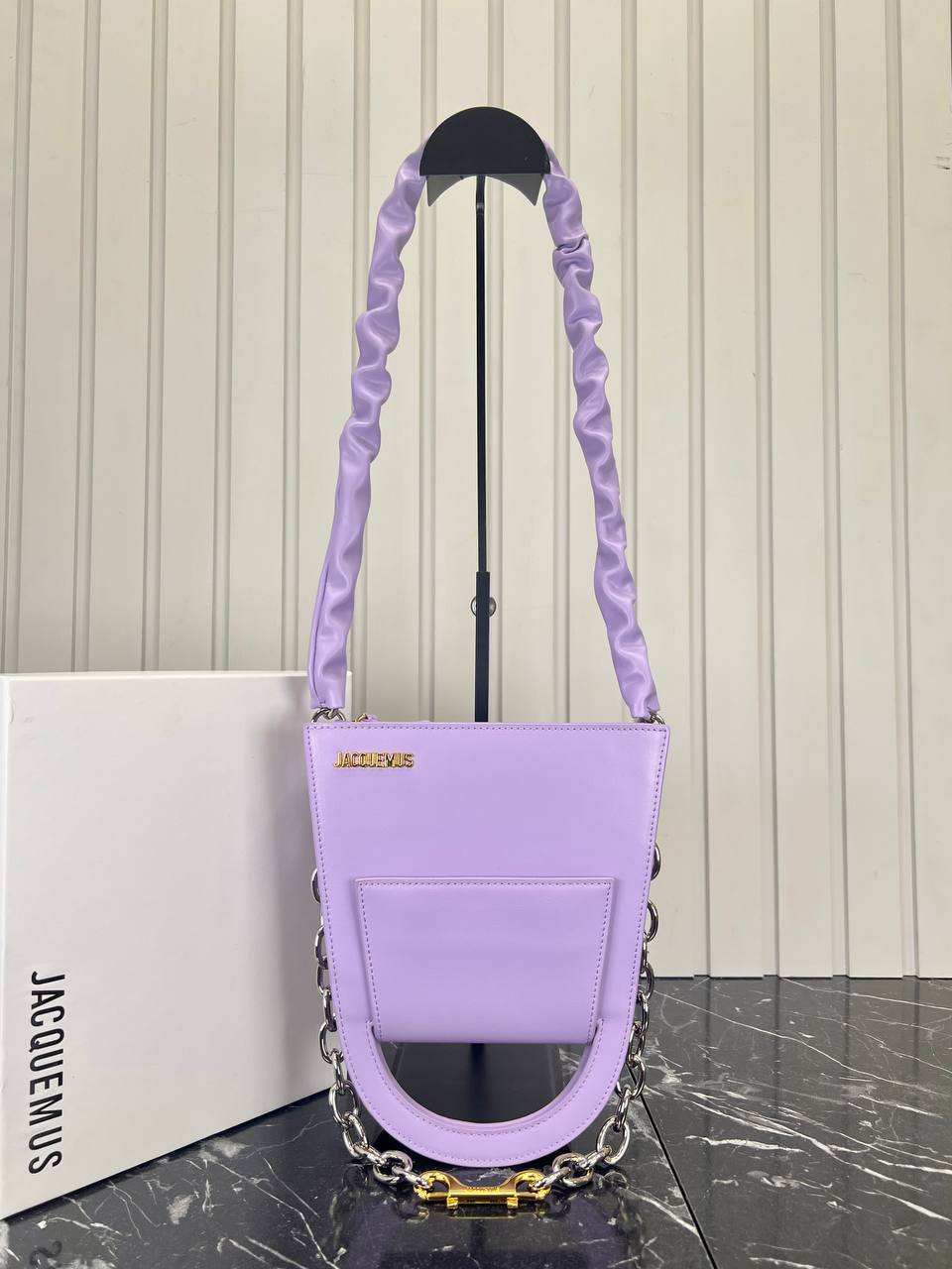Jacquemus Le Sac A L'envers Bag

22x26 cm 
5736-4