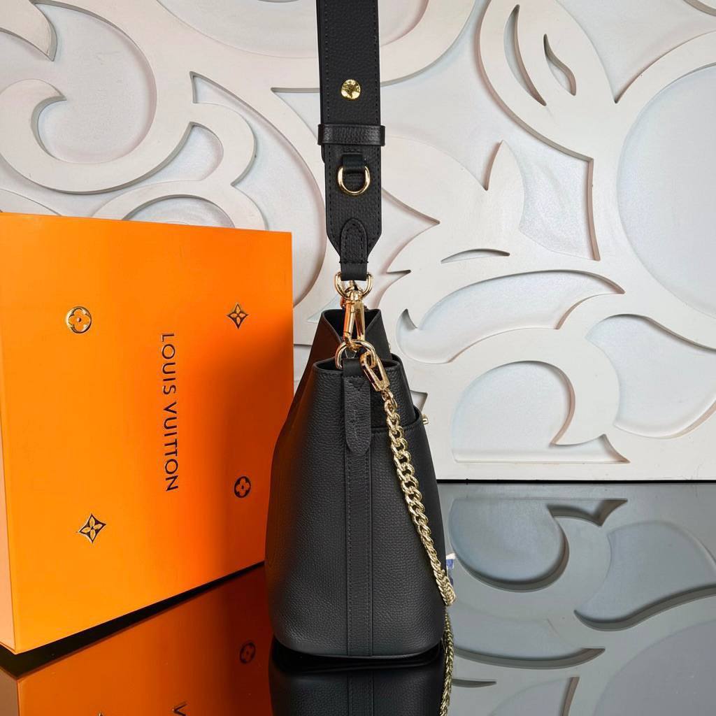 Louis Vuitton Lock and Walk 

22x20 cm 
5806-1 / 5838-3 ⭐️