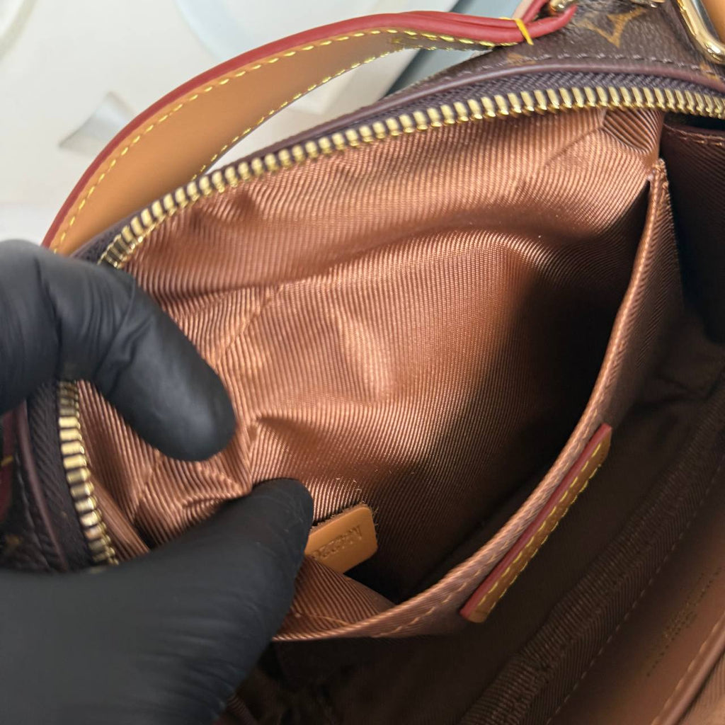 Louis Vuitton Utility Crossbody Bag 

210079 ⭐️