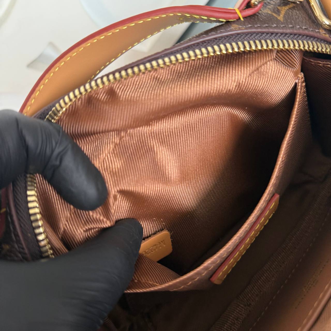 Louis Vuitton Utility Crossbody Bag 

210079 ⭐️