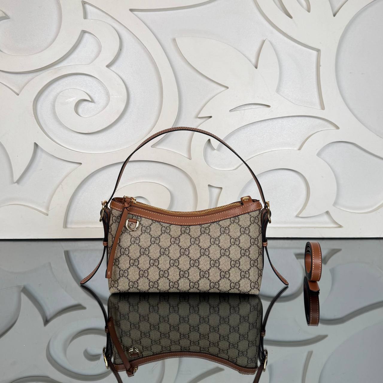 Gucci Emblem Small Handbag

23x12 cm 
910375 ⭐️