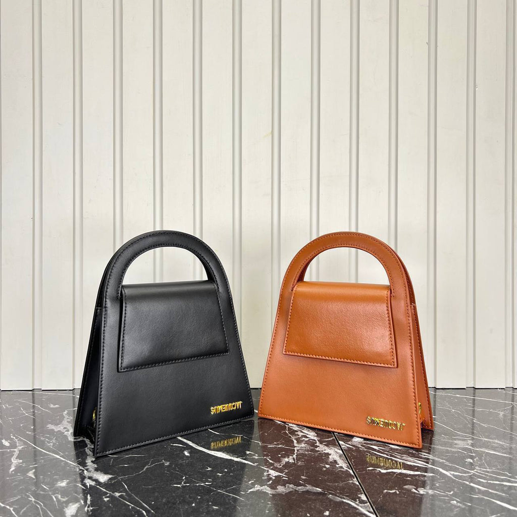 Jacquemus Le Sac A L'envers Bag

22x26 cm 
5736-4