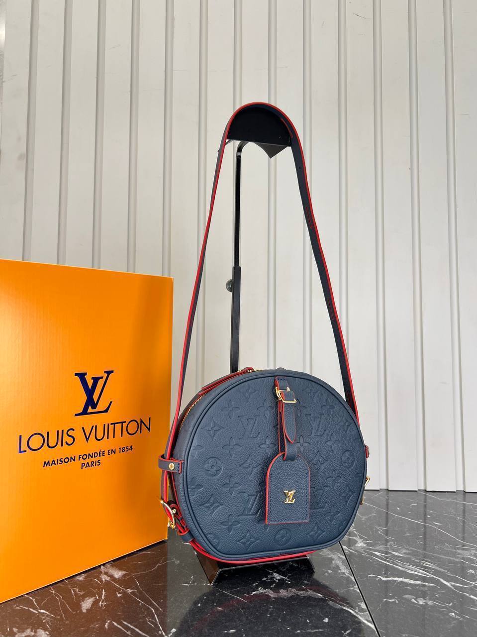 Louis Vuitton Boite Chapeau Bag 

705.2