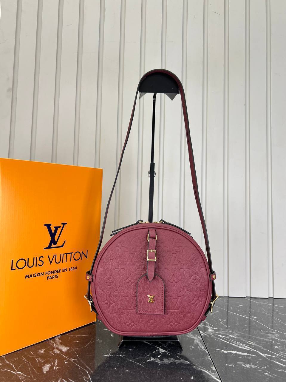 Louis Vuitton Boite Chapeau Bag 

705.2