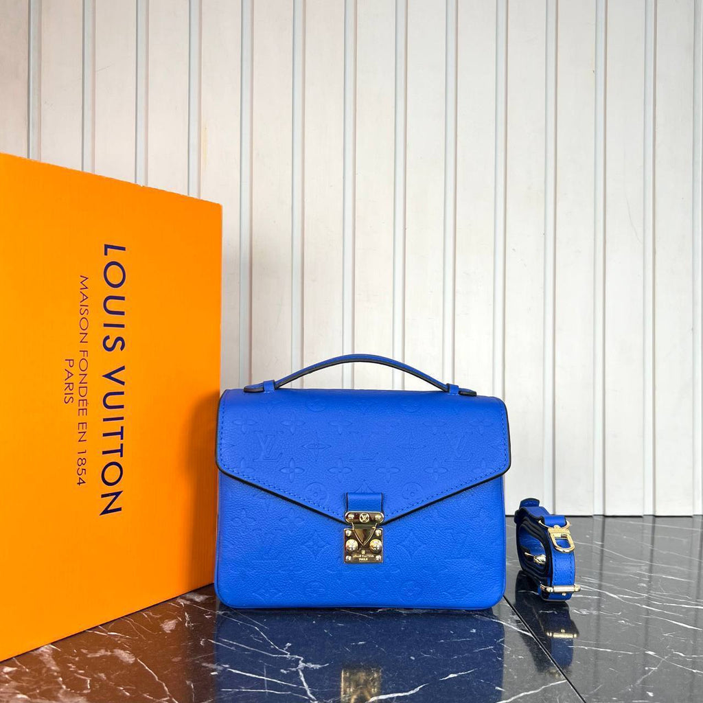 Louis Vuitton Pochette Metis 
Για επιλογή χρωματισμού παρακαλώ τηλεφωνική επικοινωνία 
5372 ⭐️