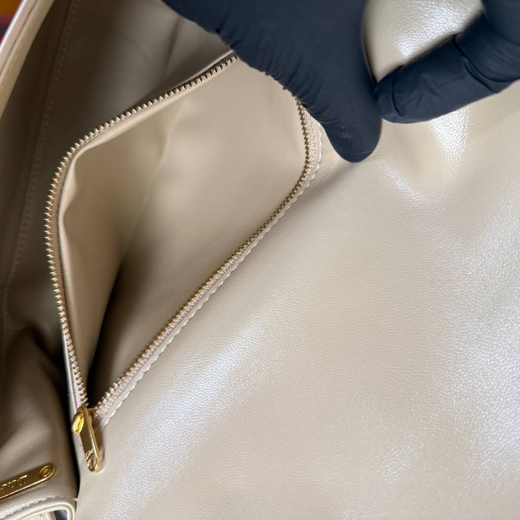 Christian Dior Medallion Flap Bag Medium

23.5x16.5 cm 
910937 ⭐️