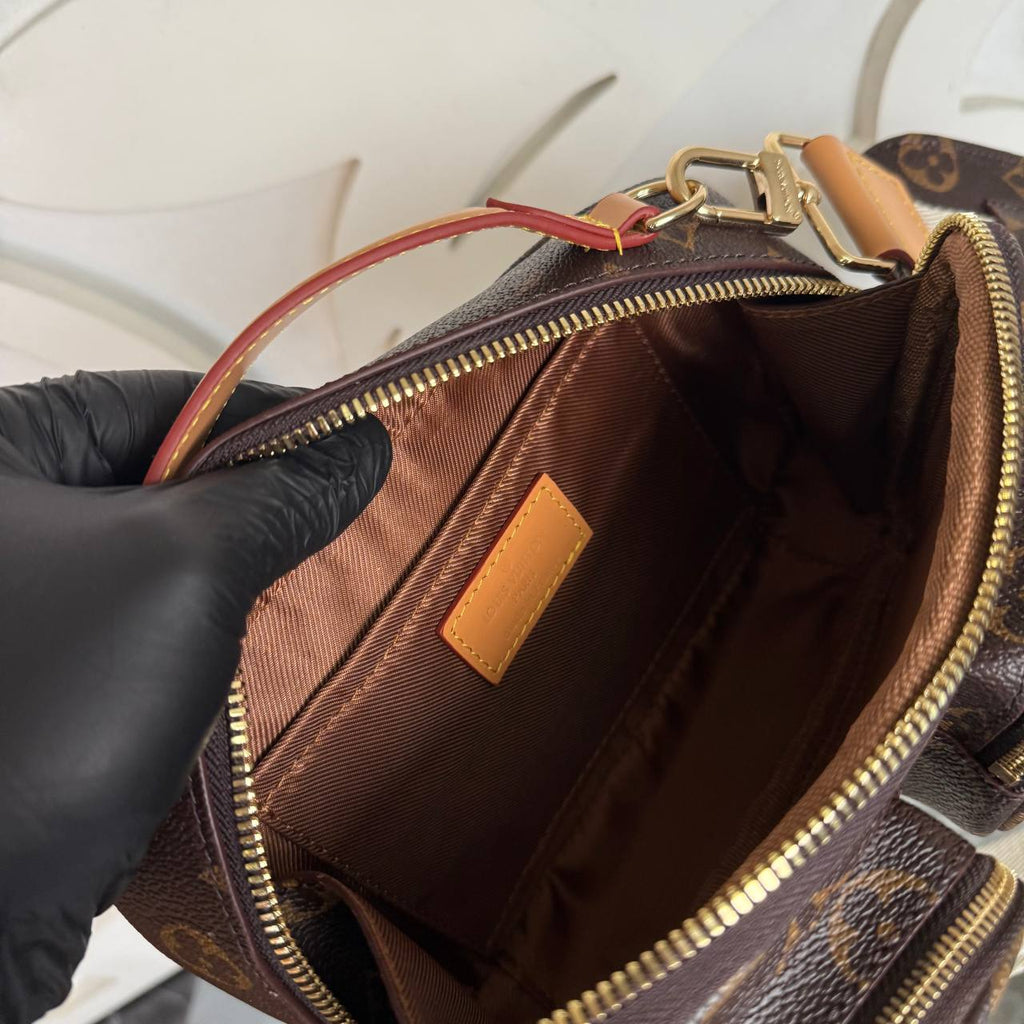 Louis Vuitton Utility Crossbody Bag 

210079 ⭐️