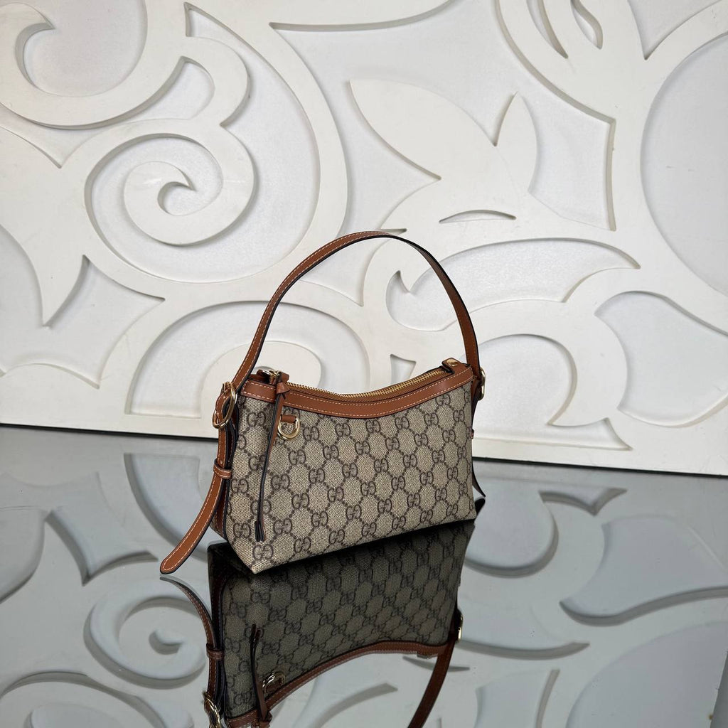 Gucci Emblem Small Handbag

23x12 cm 
910375 ⭐️