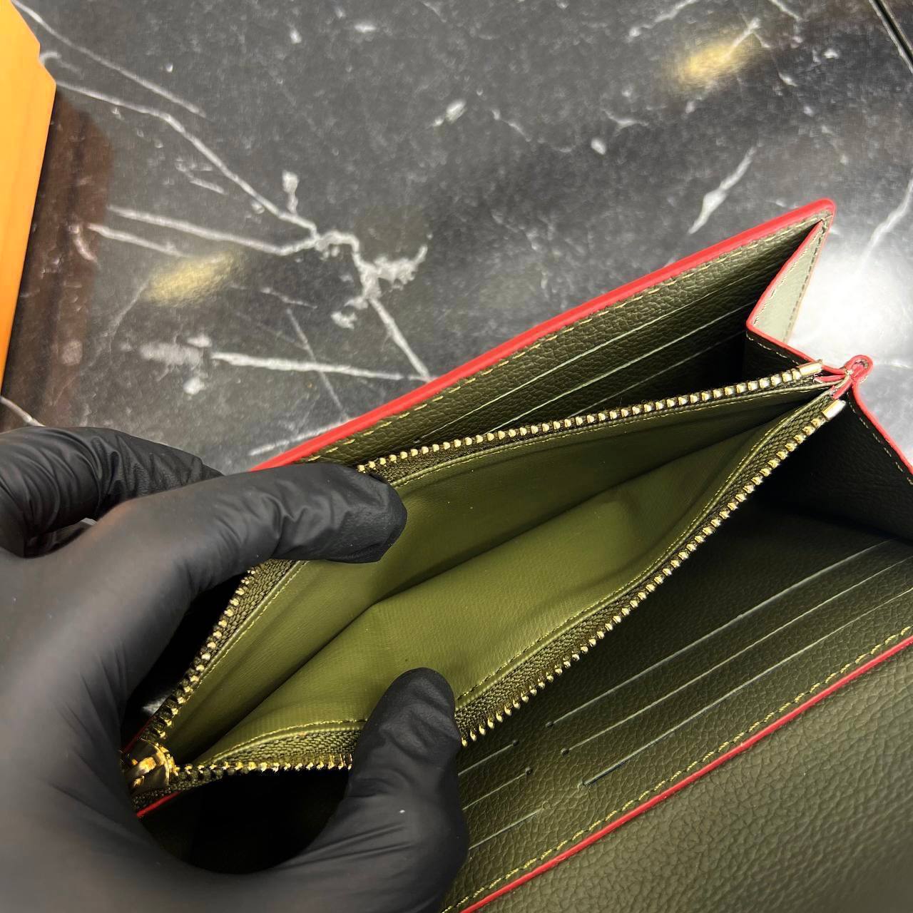 Louis Vuitton Sarah Wallet 

79-2 ⭐️