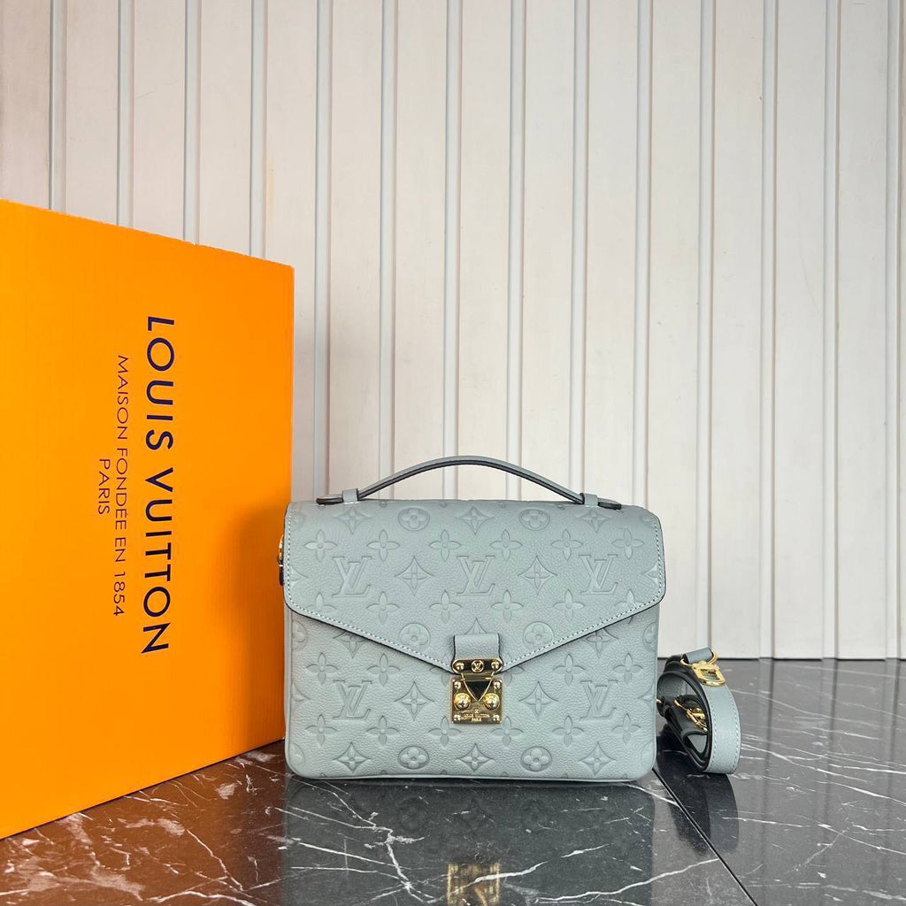 Louis Vuitton Pochette Metis 
Για επιλογή χρωματισμού παρακαλώ τηλεφωνική επικοινωνία 
5372 ⭐️