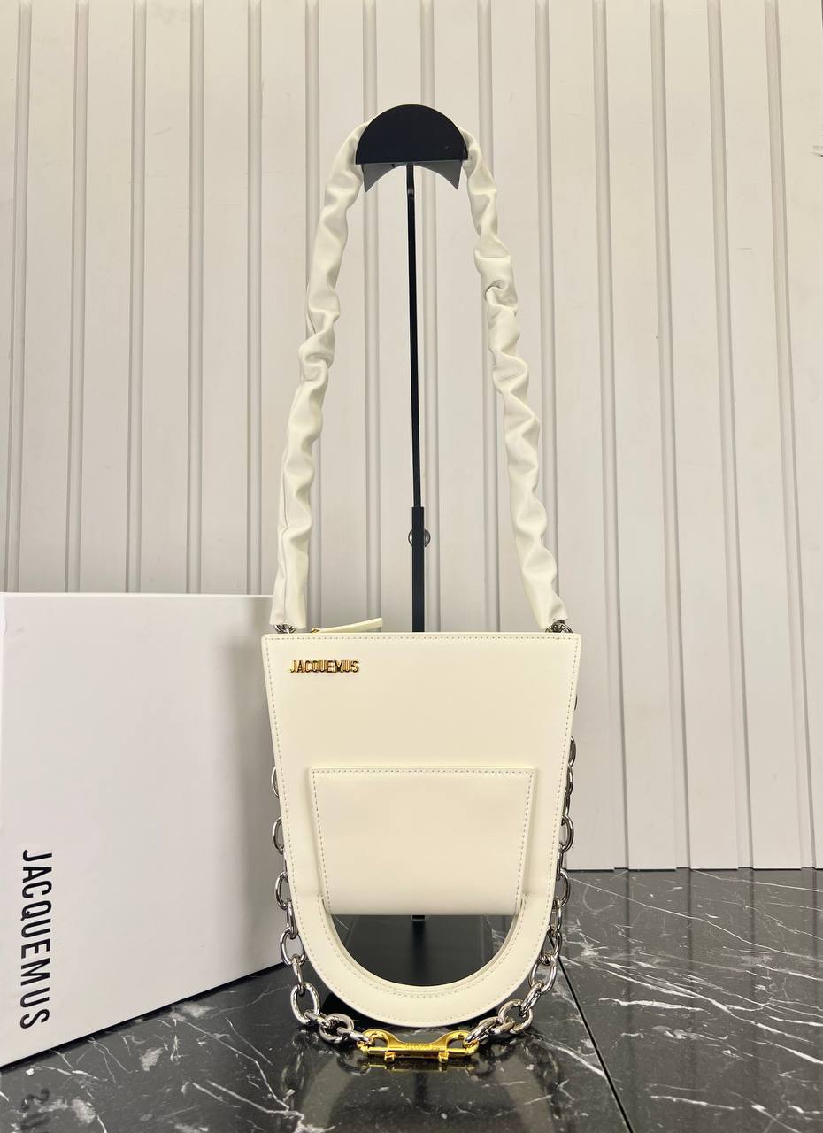 Jacquemus Le Sac A L'envers Bag

22x26 cm 
5736-4