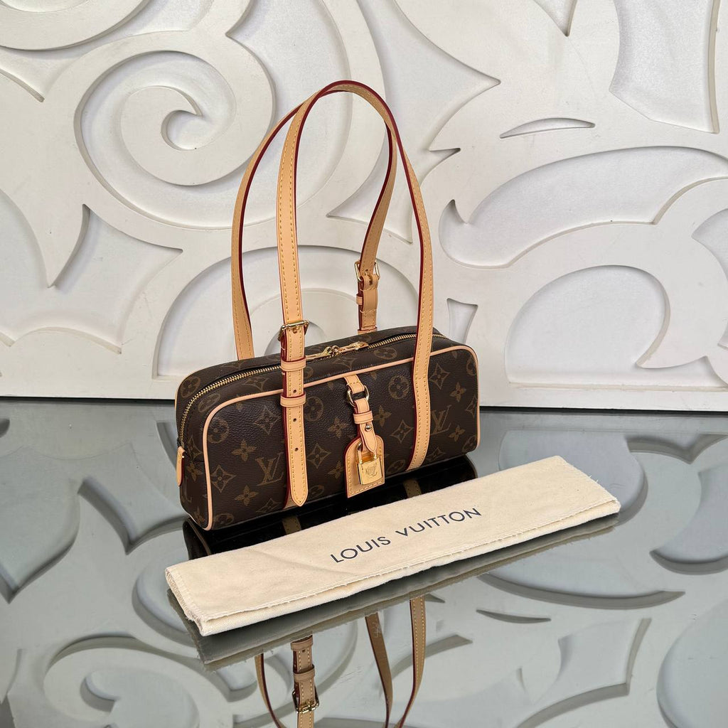 Louis Vuitton Hang On Bag 

6127-3 ⭐️