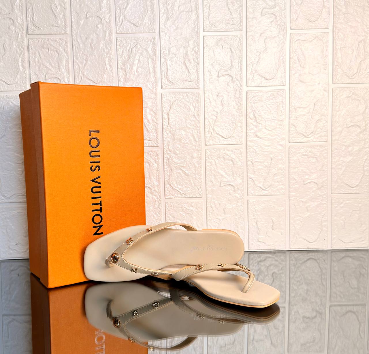 Louis Vuitton Slipper

911265 ⭐️