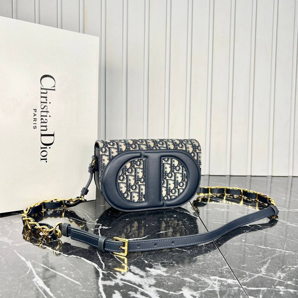 Christian Dior Signature Bag

24x14cm 
5686-1 ⭐️