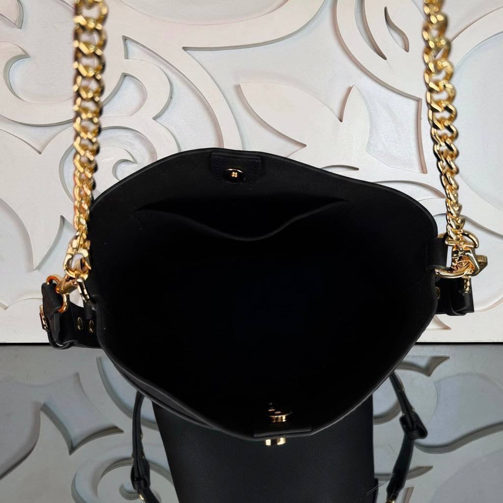 Louis Vuitton Lock and Walk 

22x20 cm 
5806-1 / 5838-3 ⭐️