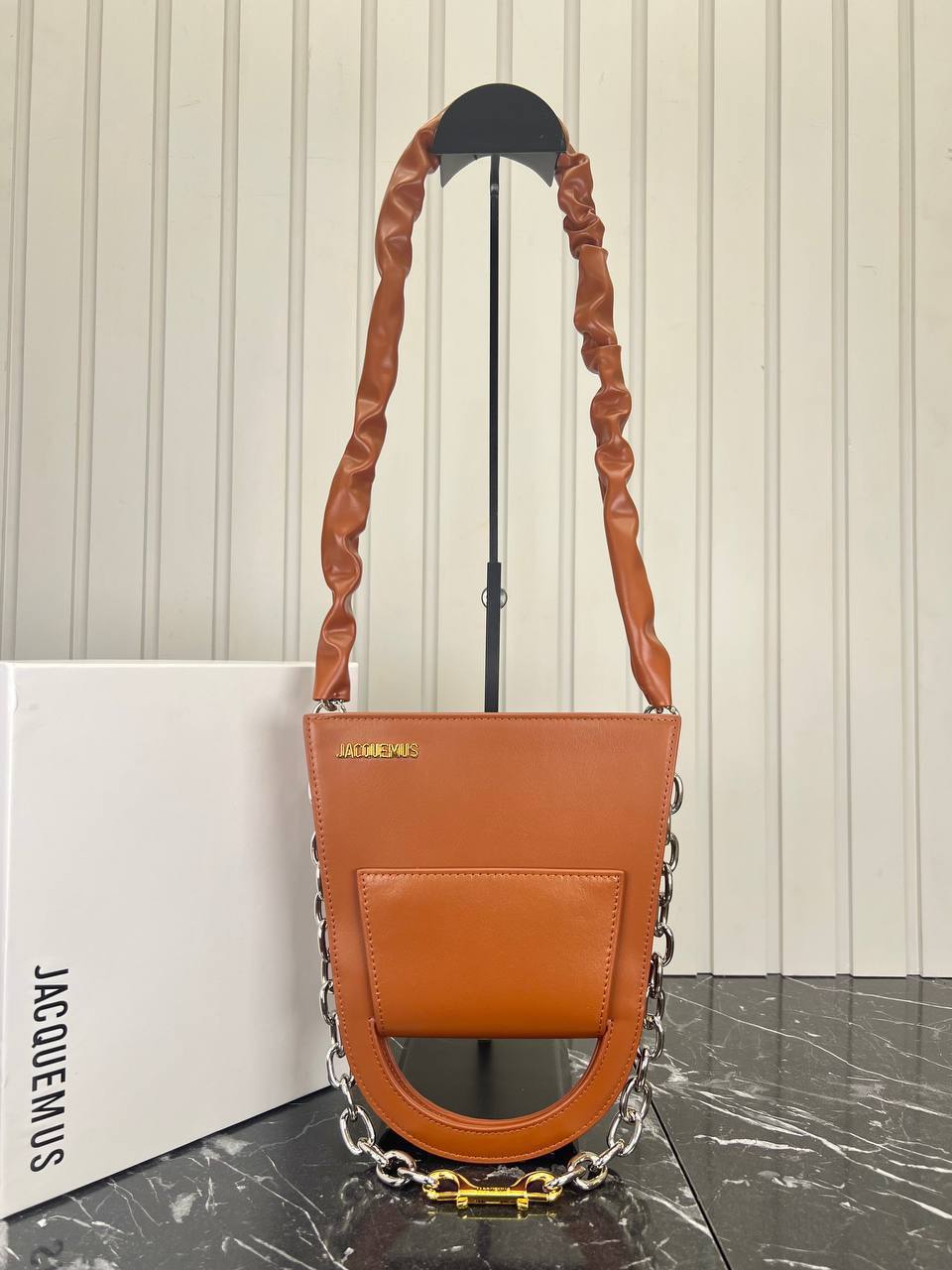 Jacquemus Le Sac A L'envers Bag

22x26 cm 
5736-4