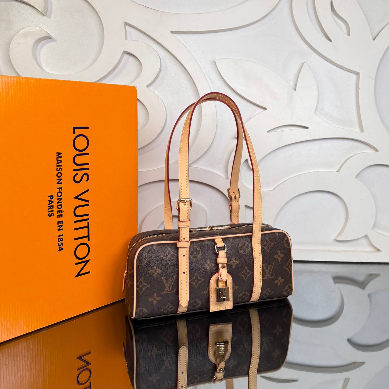 Louis Vuitton Hang On Bag 

6127-3 ⭐️