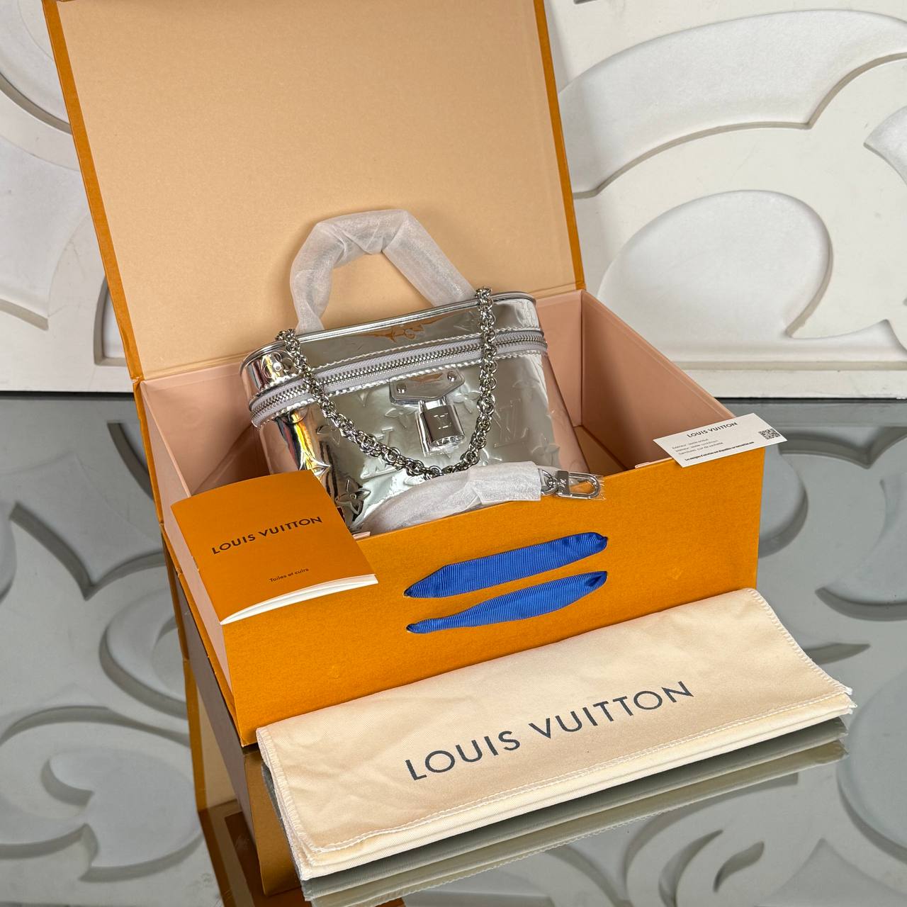 Louis Vuitton Vanity Chain Pouch

910459 ⭐️