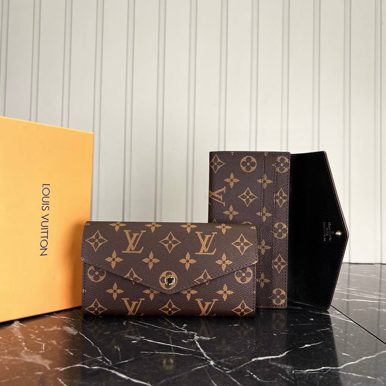 Louis Vuitton Sarah Wallet 

79-1 ⭐️