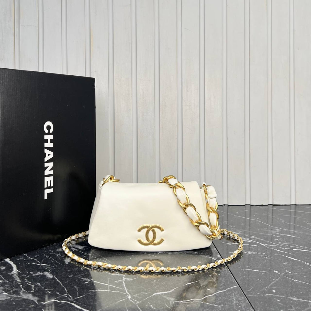 Chanel Small Flap Bag with Chain

24x13 cm 
6821 ⭐️
