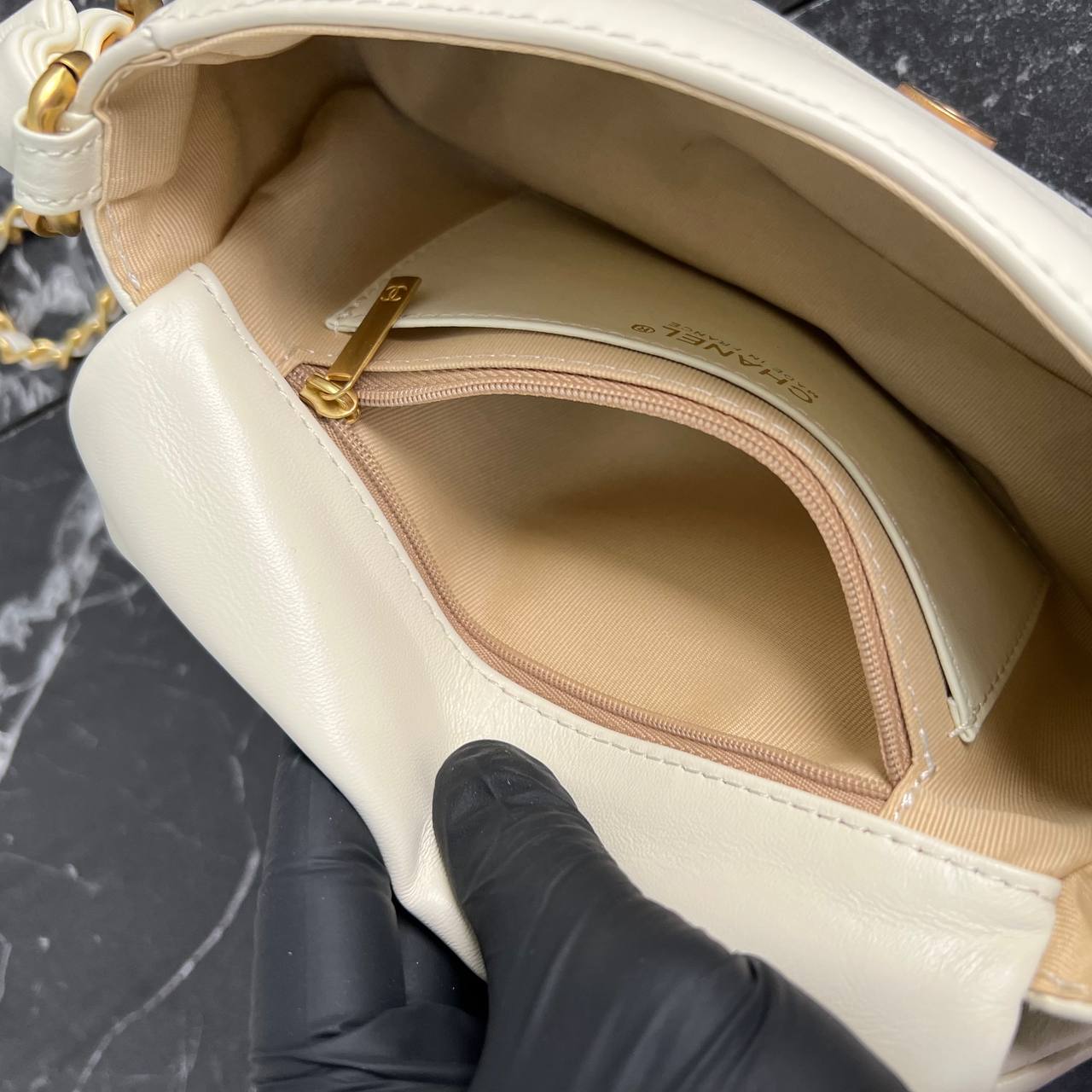 Chanel Small Flap Bag with Chain

24x13 cm 
6821 ⭐️